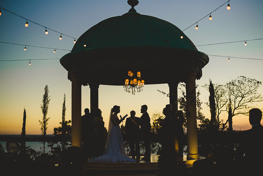 Troca das alianças pelo Casal de noivos na cerimônia na Villa Giardini em fotografia profissional de casamento Brasília Df pelo fotógrafo Philipe Nogueira