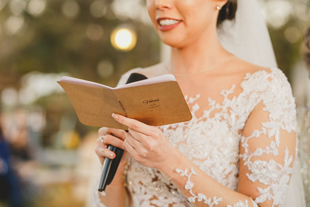 Votos na cerimônia escritos pelos noivos na Villa Giardini em fotografia profissional de casamento Brasília Df pelo fotógrafo Philipe Nogueira