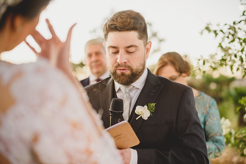 Votos na cerimônia escritos pelos noivos na Villa Giardini em fotografia profissional de casamento Brasília Df pelo fotógrafo Philipe Nogueira