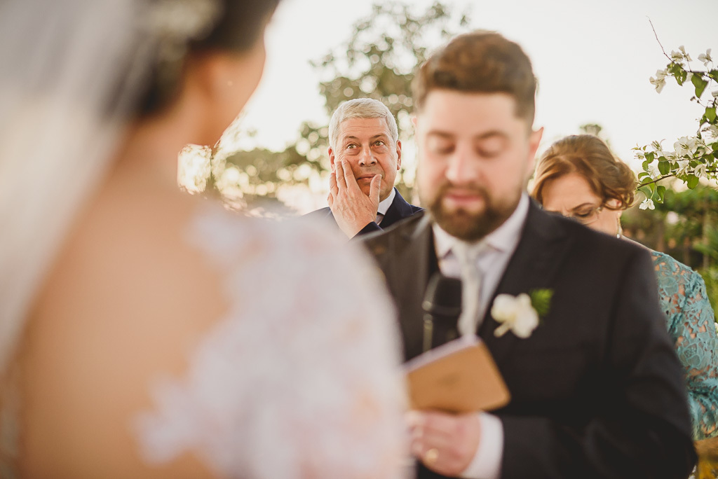 Votos na cerimônia escritos pelos noivos na Villa Giardini em fotografia profissional de casamento Brasília Df pelo fotógrafo Philipe Nogueira