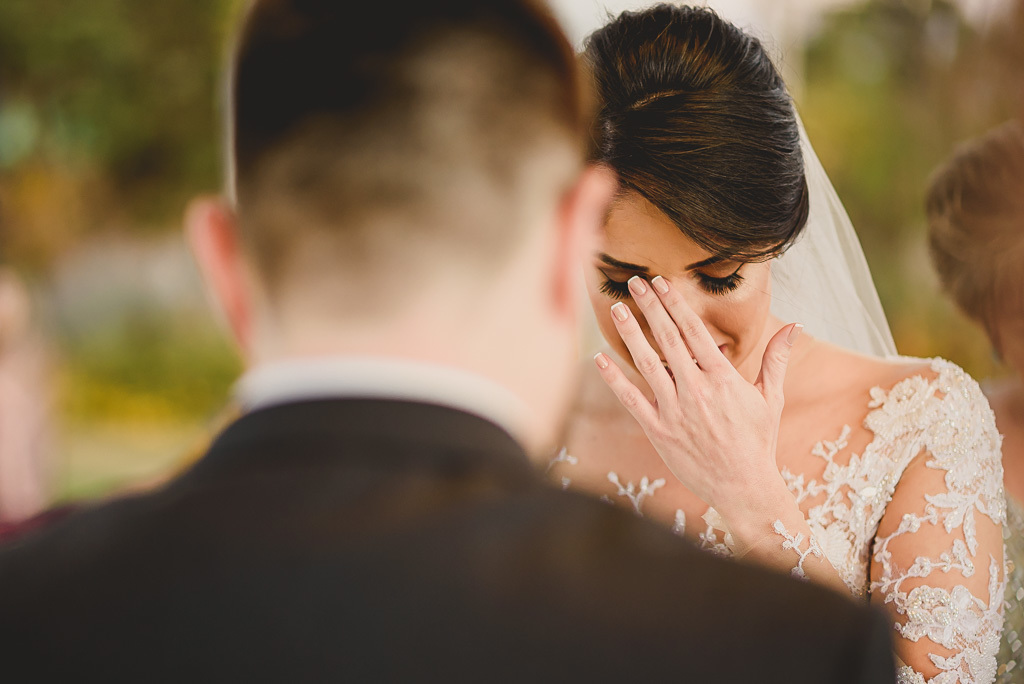 Votos na cerimônia escritos pelos noivos na Villa Giardini em fotografia profissional de casamento Brasília Df pelo fotógrafo Philipe Nogueira