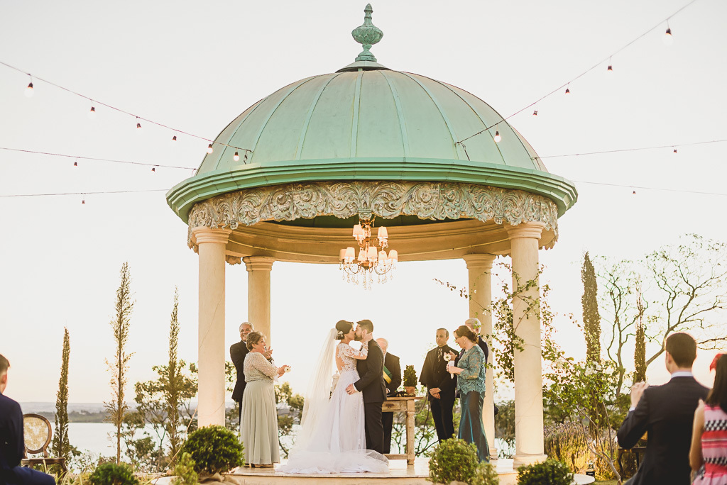 Votos na cerimônia escritos pelos noivos na Villa Giardini em fotografia profissional de casamento Brasília Df pelo fotógrafo Philipe Nogueira