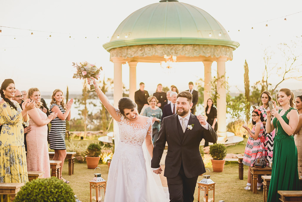 Casal de noivos na cerimônia na Villa Giardini em fotografia profissional de casamento Brasília Df pelo fotógrafo Philipe Nogueira
