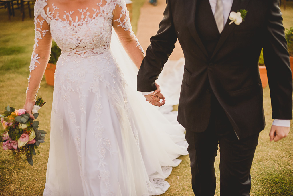 Casal de noivos na cerimônia na Villa Giardini em fotografia profissional de casamento Brasília Df pelo fotógrafo Philipe Nogueira