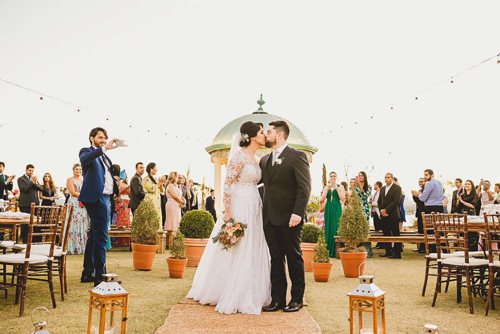 Casal de noivos na cerimônia na Villa Giardini em fotografia profissional de casamento Brasília Df pelo fotógrafo Philipe Nogueira