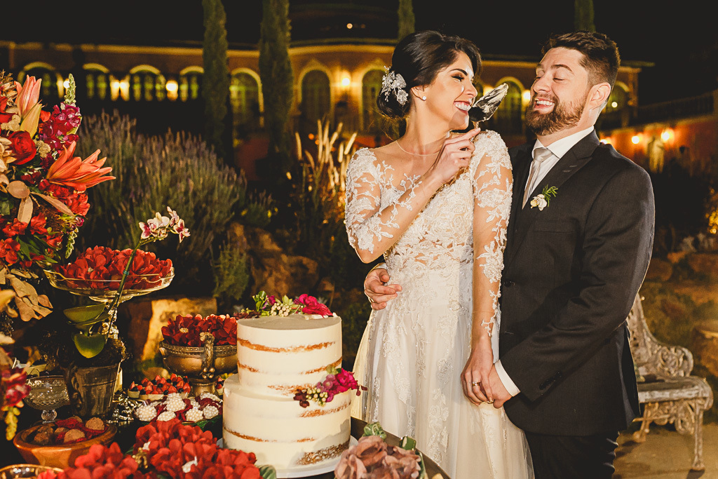 Casal na mesa do bolo em festa de casamento no Villa Giardini fotógrafo profissional Brasília Df