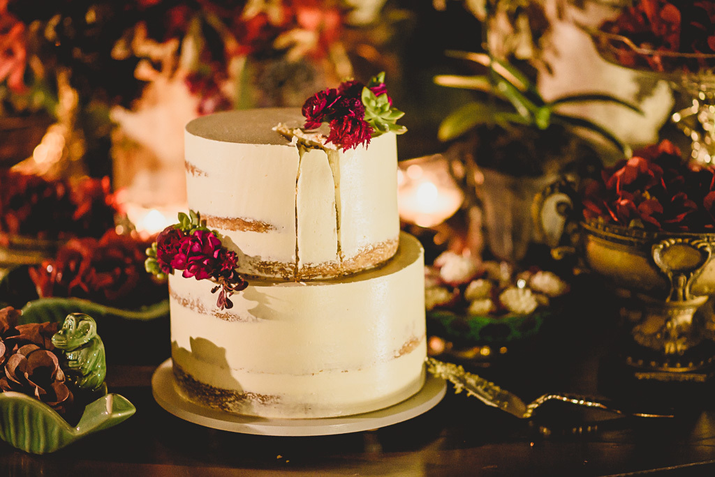 Casal na mesa do bolo em festa de casamento no Villa Giardini fotógrafo profissional Brasília Df