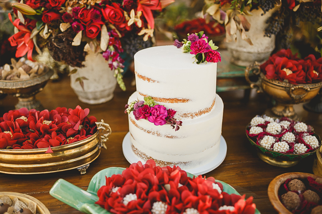 Decoração da mesa do bolo em festa de casamento no Salão de festas Villa Giardini com bolo Las Pitangas Brasília Df