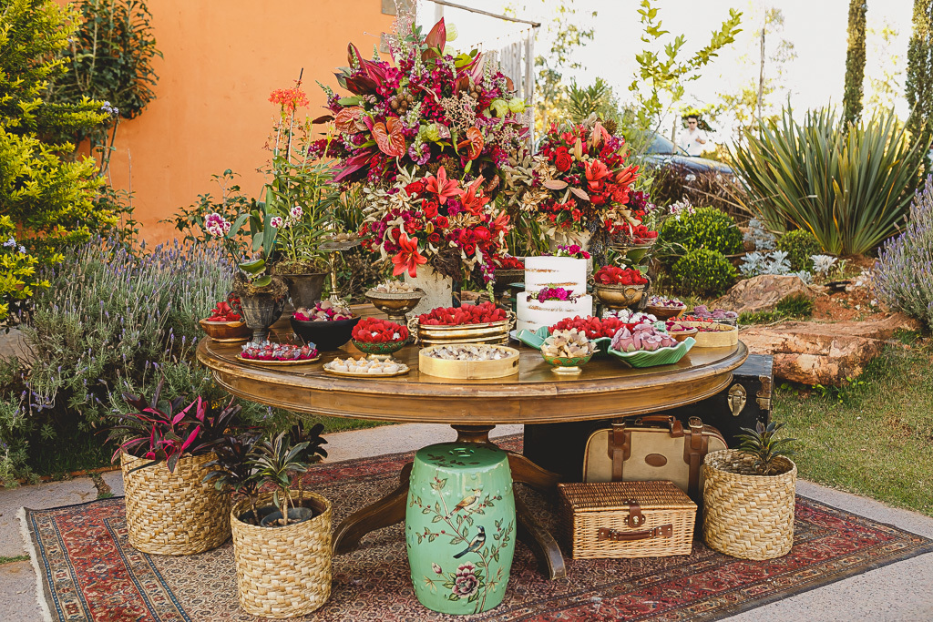 Decoração da mesa do bolo em festa de casamento no Salão de festas Villa Giardini com bolo Las Pitangas Brasília Df