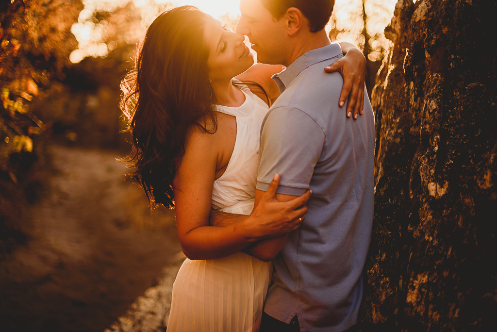 O casal se beija em Pirenópolis Go pelo fotógrafo profissional de casamentos Philipe Nogueira