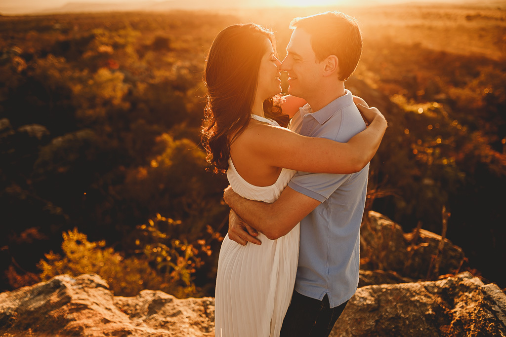 Namorados se beijam em sessão pré casamento no por do sol Pirenópolis Go
