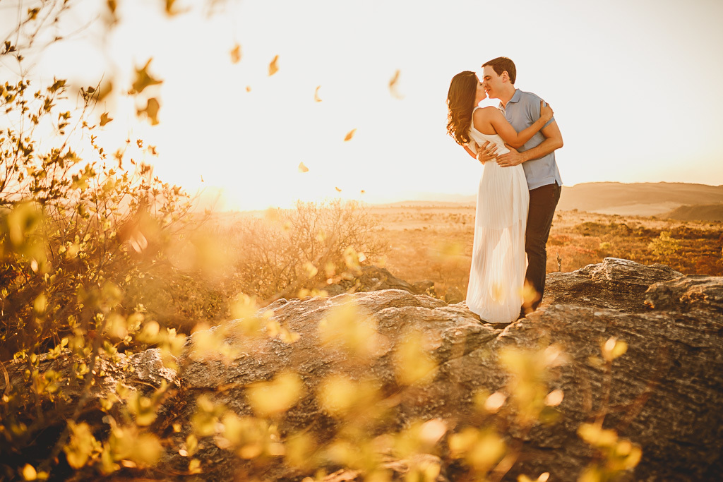 Namorados se abraçam em sessão pré casamento no por do sol Pirenópolis Go