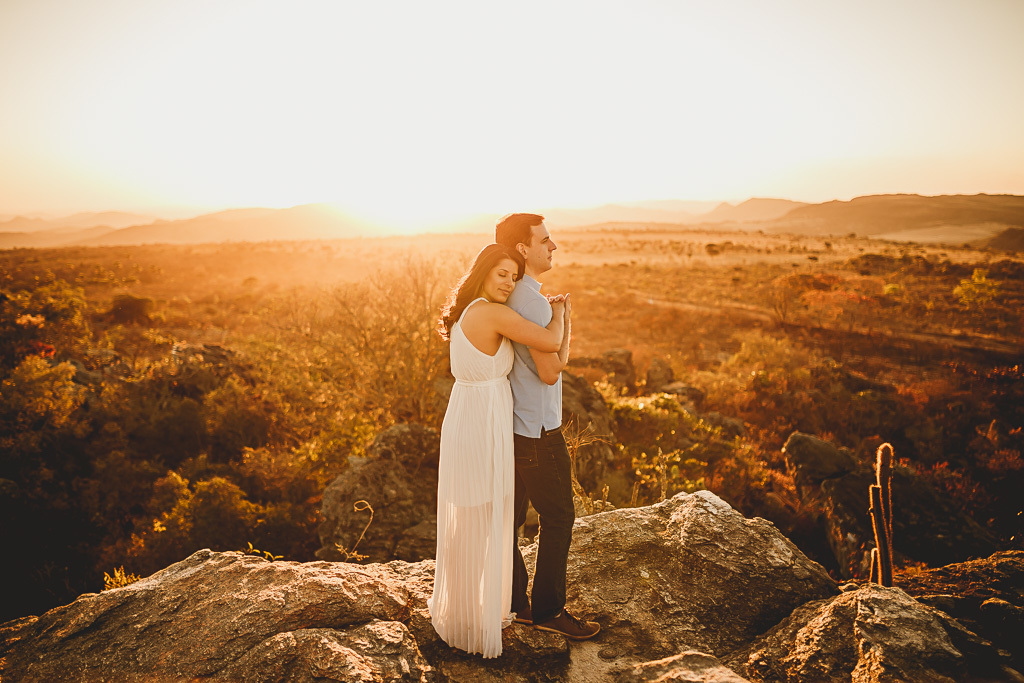 Casal se abraça em sessão pré casamento no por do sol Pirenópolis Go