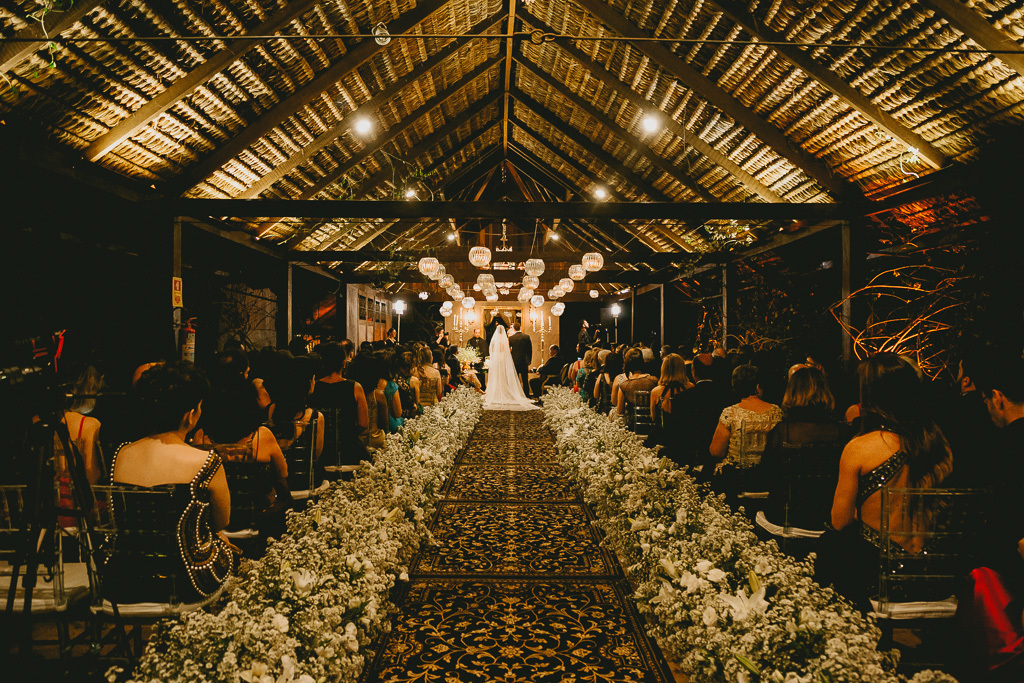 Noivos na cerimônia no Patú Anú Park Way em fotografia profissional de casamento Brasília Df pelo fotógrafo Philipe Nogueira