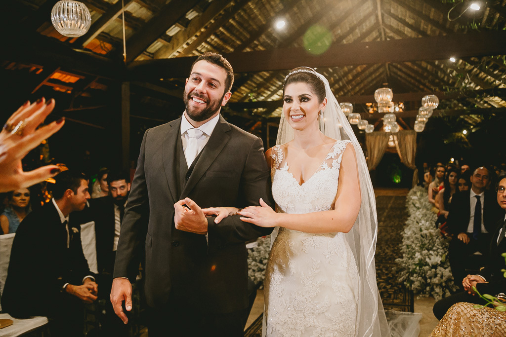 Noivos na cerimônia no Patú Anú Park Way em fotografia profissional de casamento Brasília Df pelo fotógrafo Philipe Nogueira
