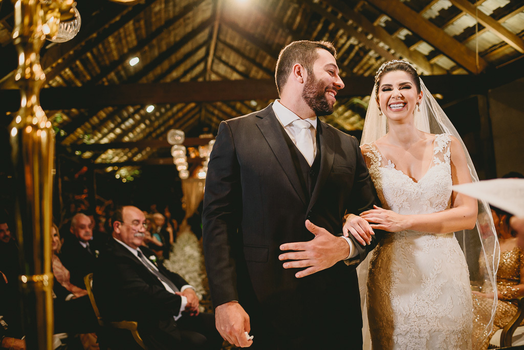 Noivos na cerimônia no Patú Anú Park Way em fotografia profissional de casamento Brasília Df pelo fotógrafo Philipe Nogueira