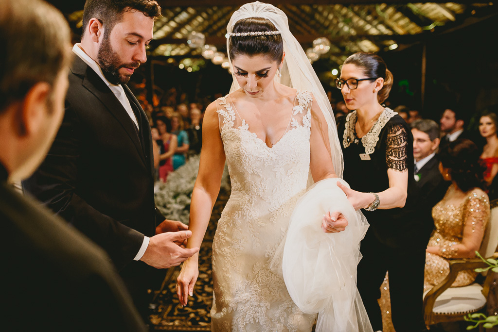 Noivos na cerimônia no Patú Anú Park Way em fotografia profissional de casamento Brasília Df pelo fotógrafo Philipe Nogueira
