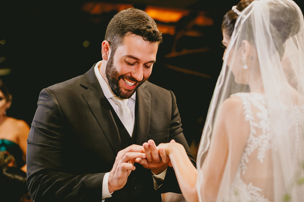 Troca das alianças na cerimônia Patú Anú Park Way em fotografia profissional de casamento Brasília Df pelo fotógrafo Philipe Nogueira