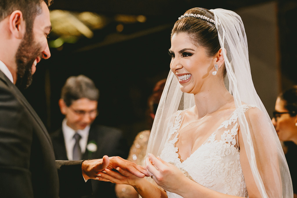 Troca das alianças na cerimônia Patú Anú Park Way em fotografia profissional de casamento Brasília Df pelo fotógrafo Philipe Nogueira
