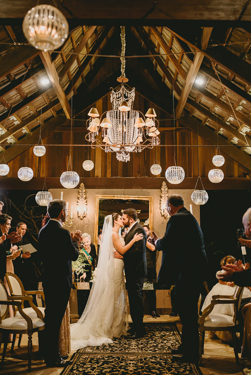 Troca das alianças na cerimônia Patú Anú Park Way em fotografia profissional de casamento Brasília Df pelo fotógrafo Philipe Nogueira