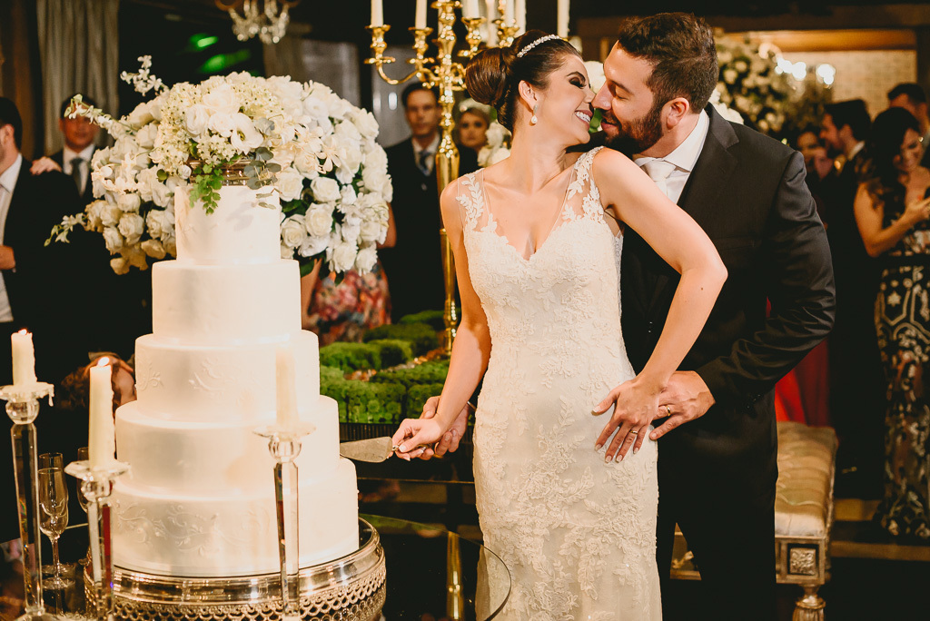 Casal na mesa do bolo em festa de casamento no Salão de festas Patú Anú Park Way Brasília Df