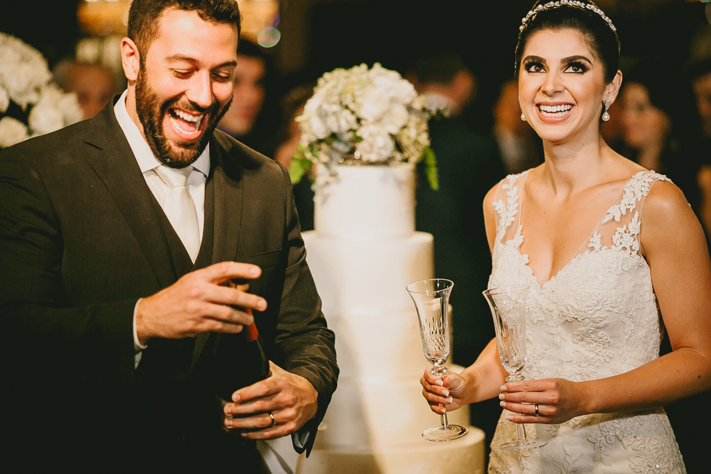 Casal na mesa do bolo em festa de casamento no Salão de festas Patú Anú Park Way Brasília Df