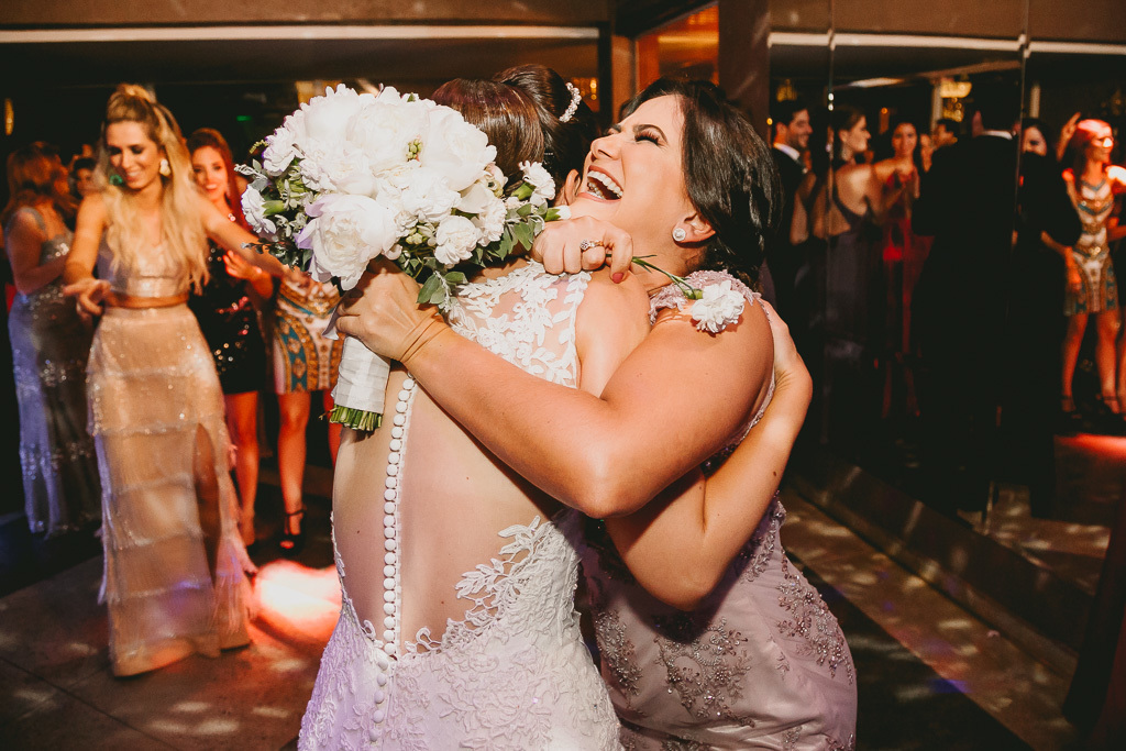 Noiva joga buquê em festa de casamento no Salão de festas Patú Anú Park Way Brasília Df pelo fotografo profissional de casamento Philipe Nogueira