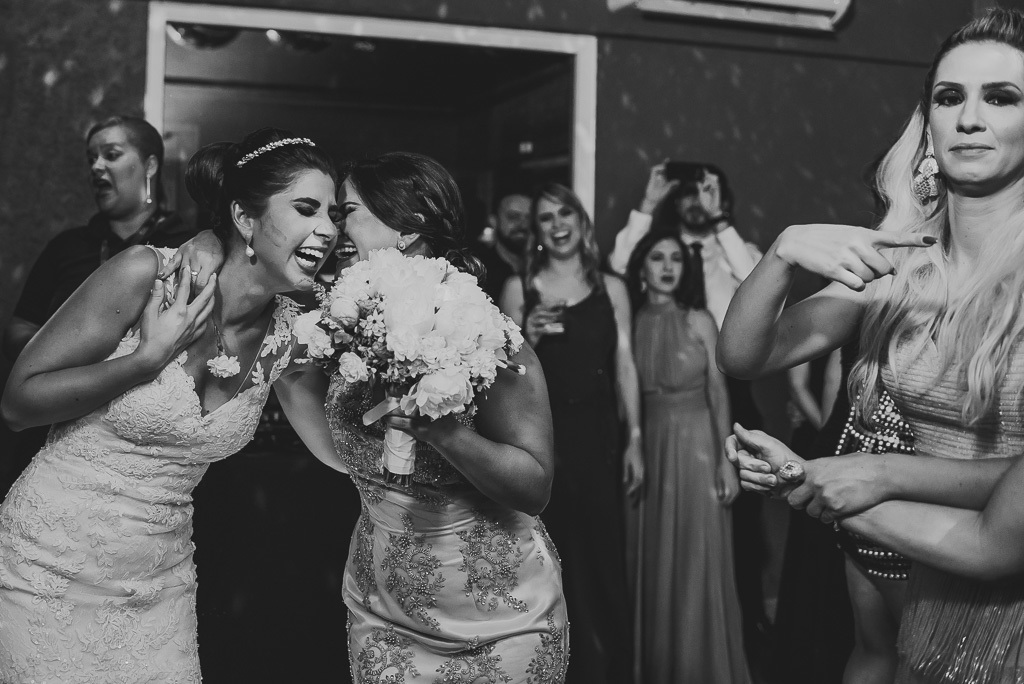 Noiva joga buquê em festa de casamento no Salão de festas Patú Anú Park Way Brasília Df pelo fotografo profissional de casamento Philipe Nogueira