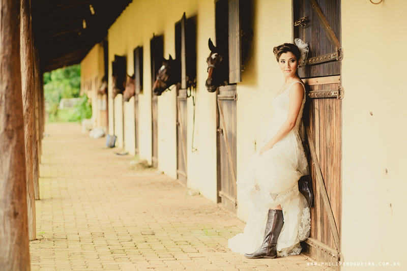 Ensaio de Noiva Brasília, Ensaio Fotográfico, Noiva de Botas, Noiva com Cavalo, Previa de Noiva, Prévia de noiva no Haras do Morro, Vestido de Noiva, Noiva de Casquete, Lá Fiancée Brasília, Ensaio de Noiva em Loca
