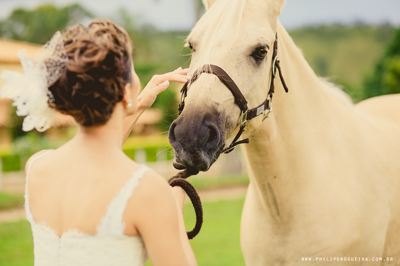 Ensaio de Noiva Brasília, Ensaio Fotográfico, Noiva de Botas, Noiva com Cavalo, Previa de Noiva, Prévia de noiva no Haras do Morro, Vestido de Noiva, Noiva de Casquete, Lá Fiancée Brasília, Ensaio de Noiva em Loca