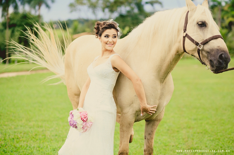 Ensaio de Noiva Brasília, Ensaio Fotográfico, Noiva de Botas, Noiva com Cavalo, Previa de Noiva, Prévia de noiva no Haras do Morro, Vestido de Noiva, Noiva de Casquete, Lá Fiancée Brasília, Ensaio de Noiva em Loca