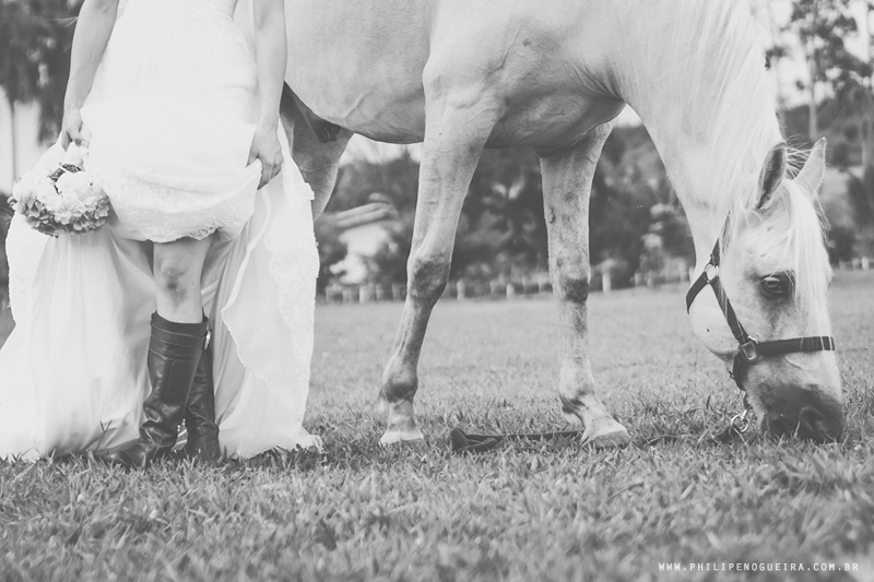 Ensaio de Noiva Brasília, Ensaio Fotográfico, Noiva de Botas, Noiva com Cavalo, Previa de Noiva, Prévia de noiva no Haras do Morro, Vestido de Noiva, Noiva de Casquete, Lá Fiancée Brasília, Ensaio de Noiva em Loca