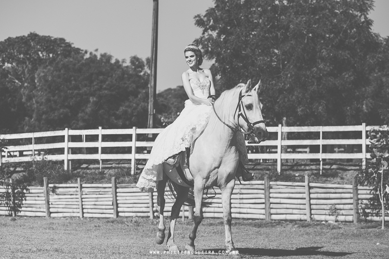 Ensaio de Noiva Brasília, Ensaio Fotográfico, Noiva de Botas, Noiva com Cavalo, Previa de Noiva, Prévia de noiva no Haras do Morro, Vestido de Noiva, Véu de Noiva, Debora Moraes Brasília, Ensaio de Noiva em Local Diferen