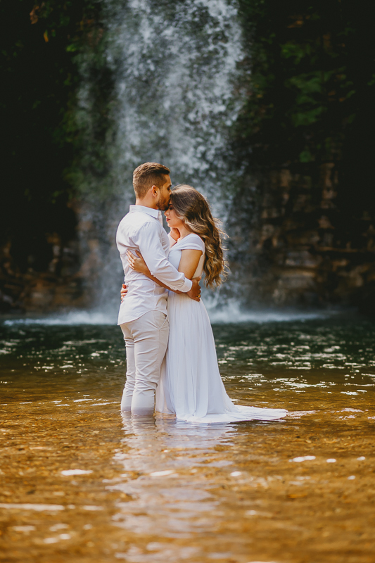 Noivo e noiva na cachoeira