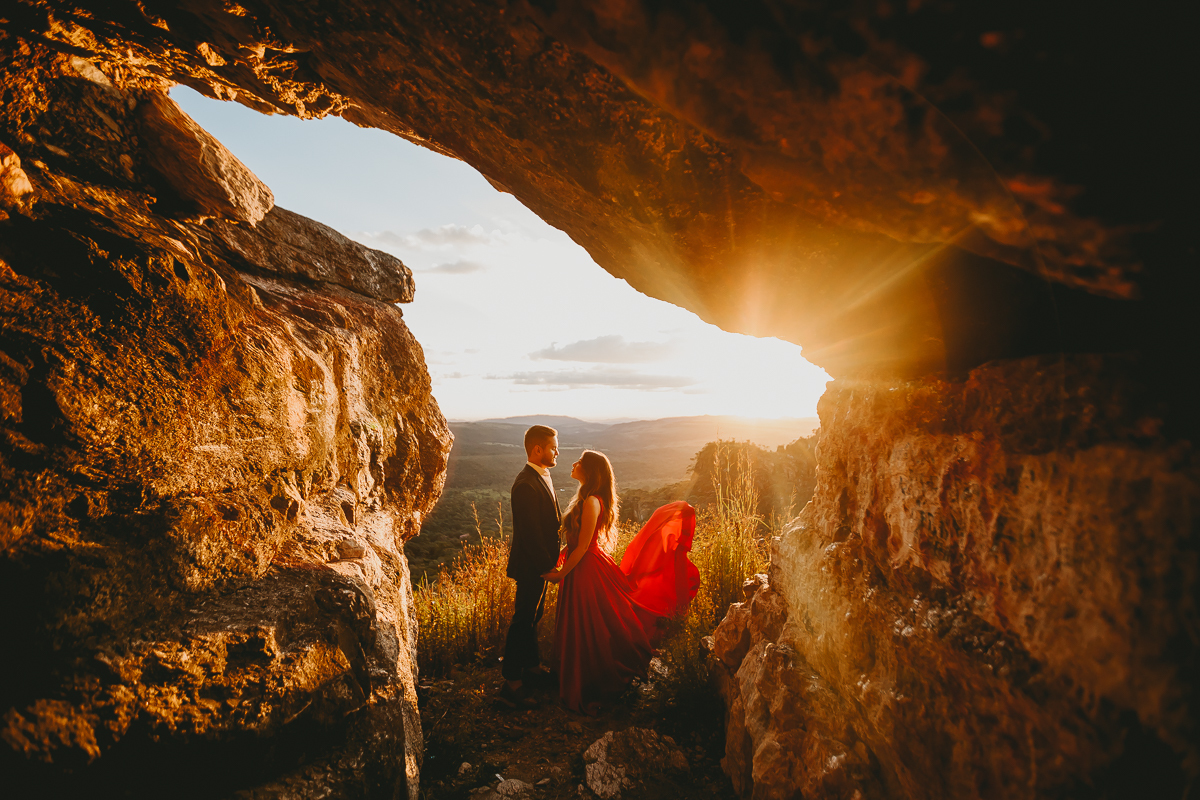Ensaio Pré wedding no Pico dos Pirineus com Noiva de vestido vermelho