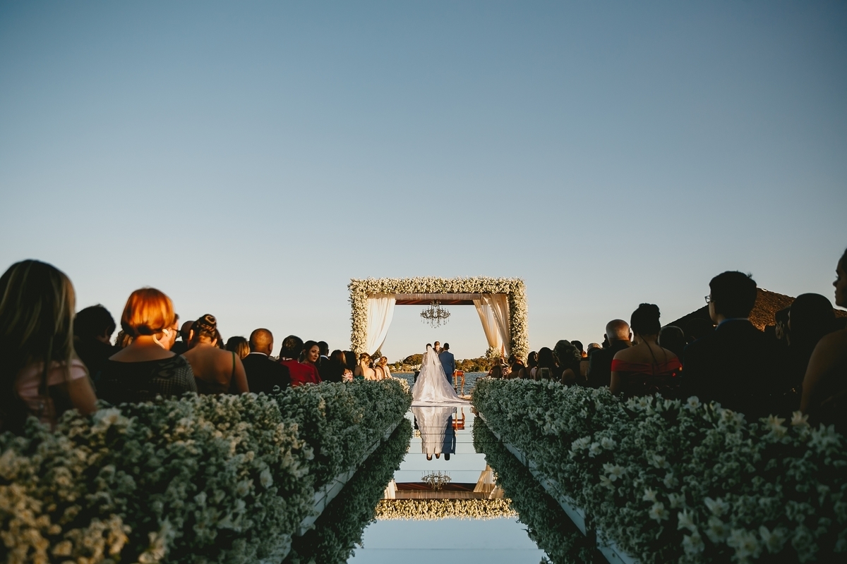 Noivos na cerimônia ao ar livre no no Porto Vittoria em fotografia profissional de casamento Brasília Df pelo fotógrafo Philipe Nogueira