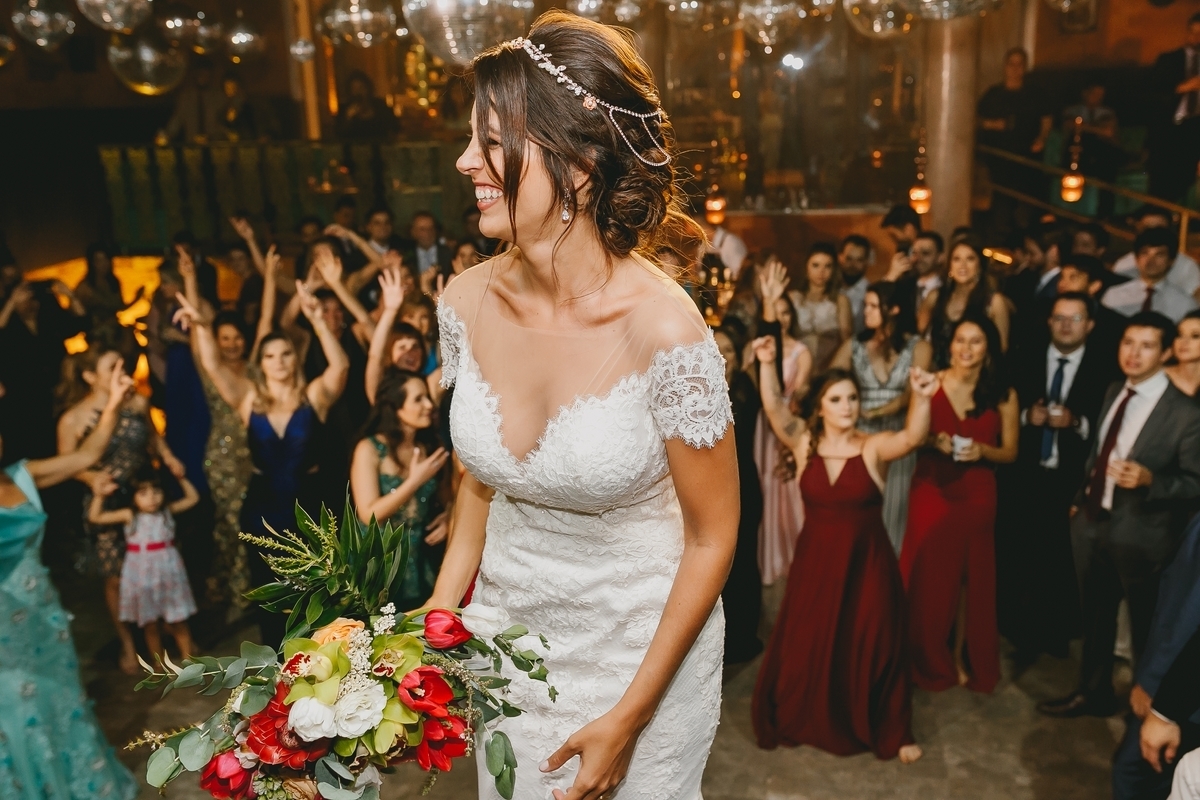 Noiva joga buque em festa de casamento Boho chic no Salão de festas Villa Giardini banda soda sound fotógrafo profissional Brasília Df