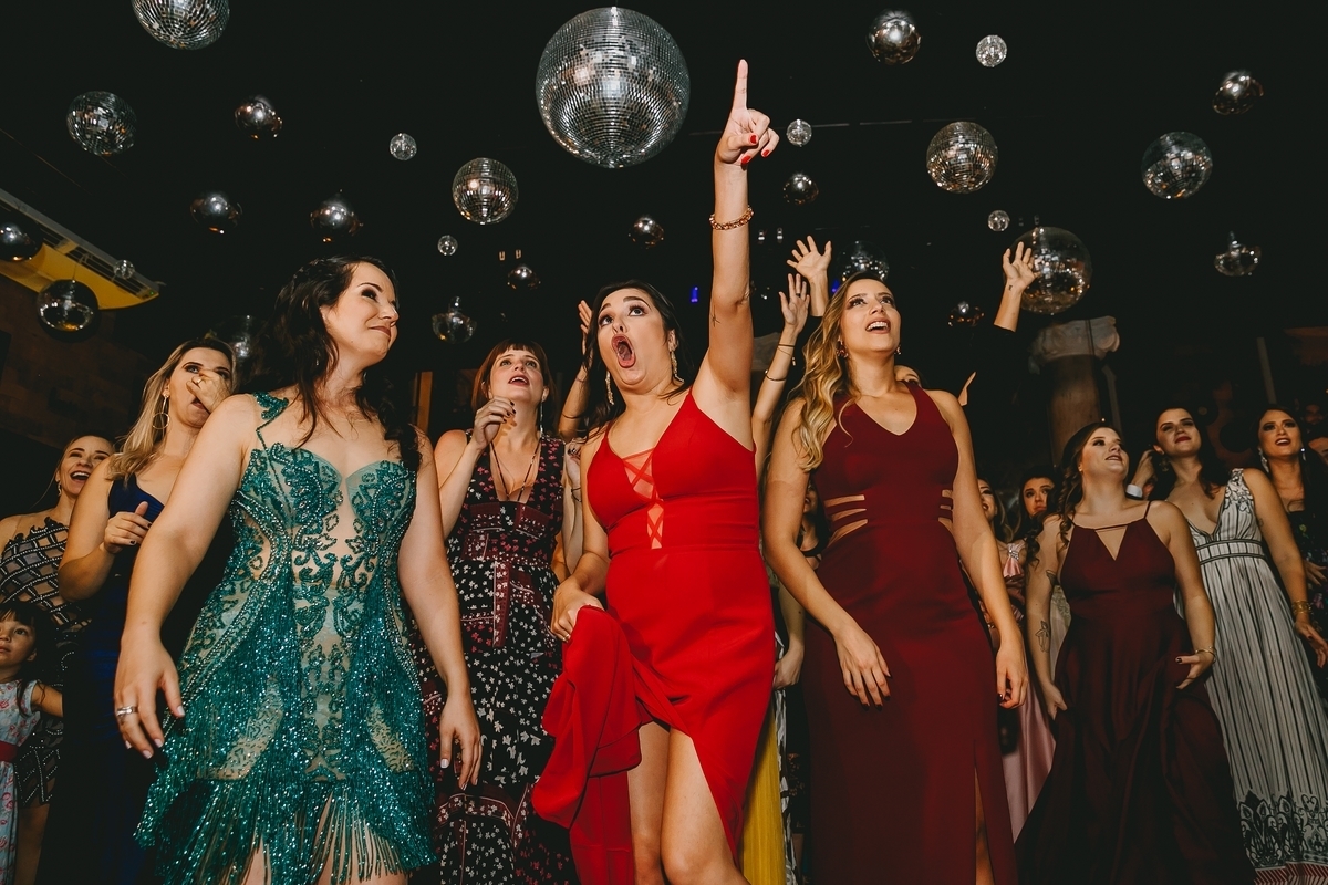 Noiva joga buque em festa de casamento Boho chic no Salão de festas Villa Giardini banda soda sound fotógrafo profissional Brasília Df