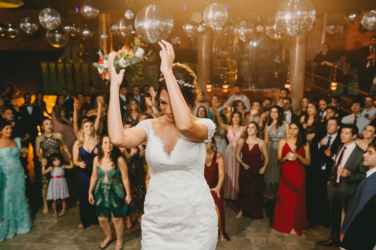 Noiva joga buque em festa de casamento Boho chic no Salão de festas Villa Giardini banda soda sound fotógrafo profissional Brasília Df
