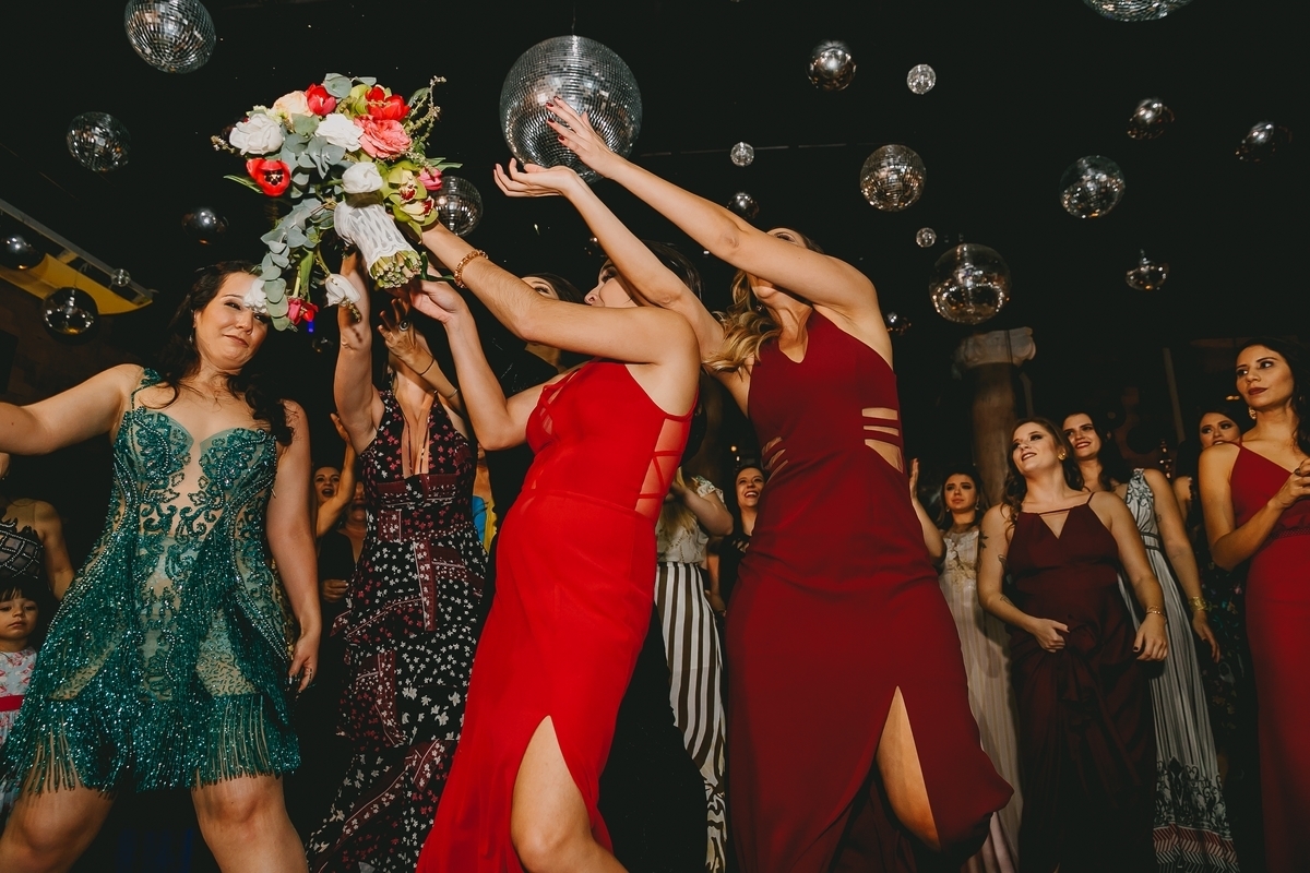 Noiva joga buque em festa de casamento Boho chic no Salão de festas Villa Giardini banda soda sound fotógrafo profissional Brasília Df