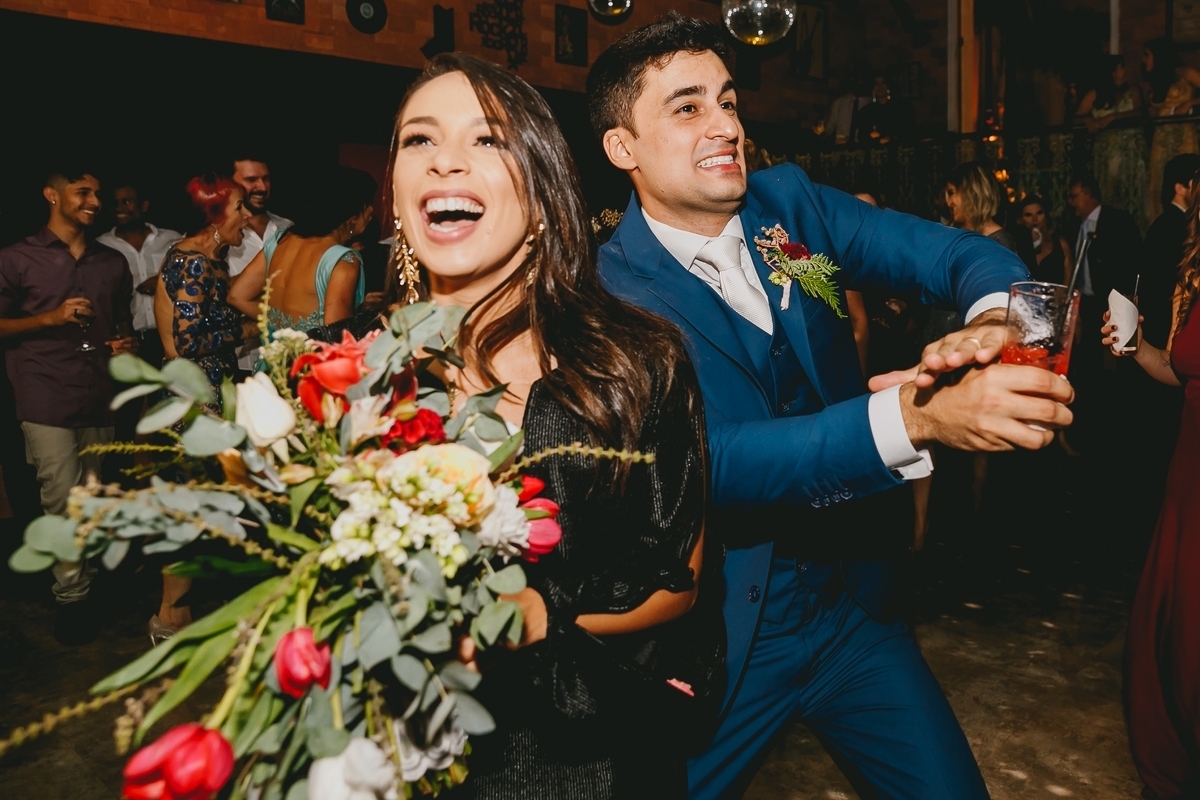 Noiva joga buque em festa de casamento Boho chic no Salão de festas Villa Giardini banda soda sound fotógrafo profissional Brasília Df