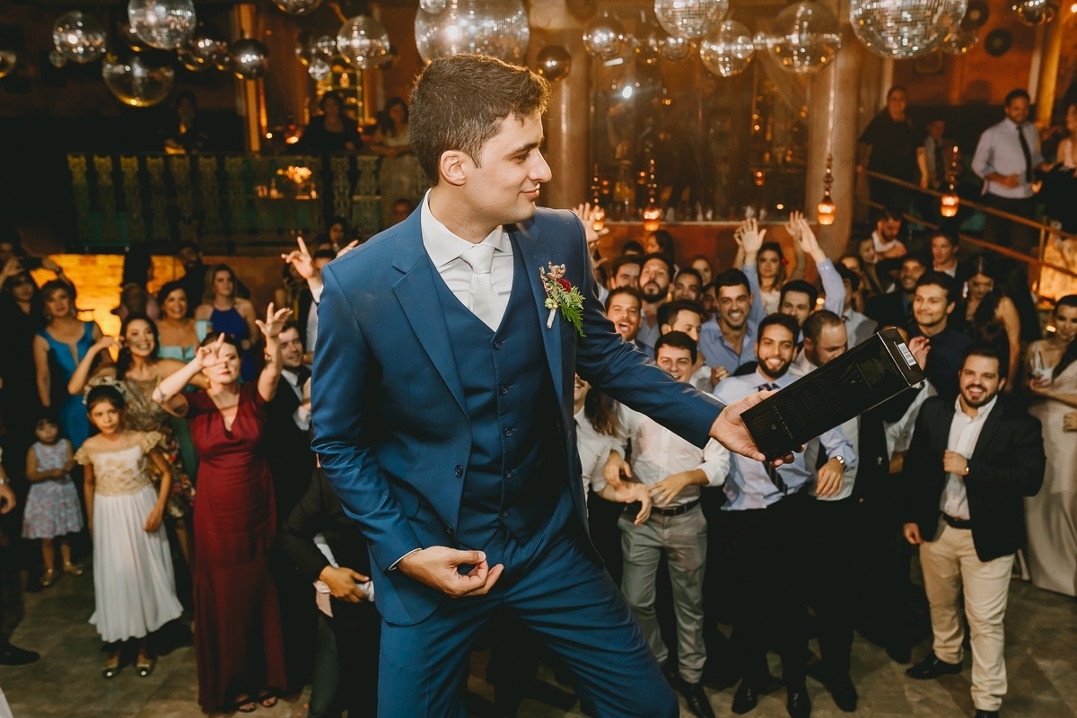 Noivo joga buque em festa de casamento Boho chic no Salão de festas Villa Giardini banda soda sound fotógrafo profissional Brasília Df