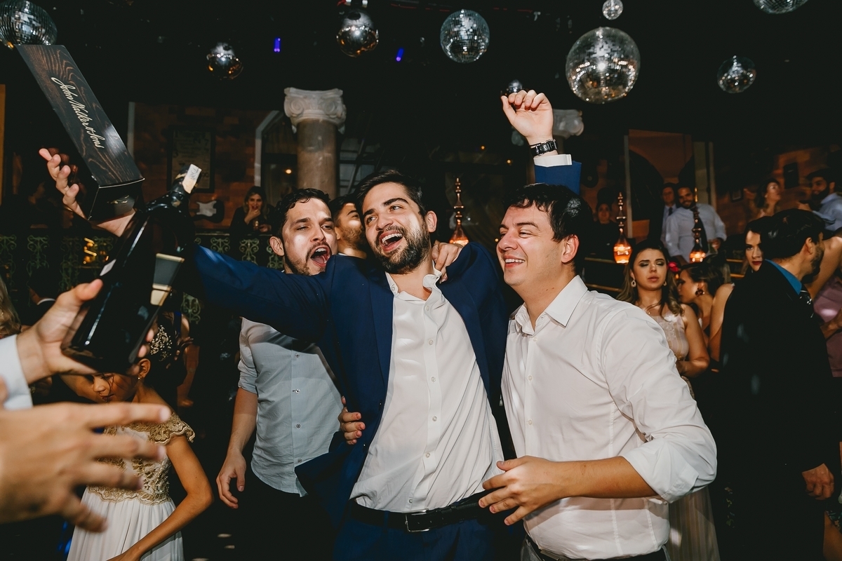 Noivo joga buque em festa de casamento Boho chic no Salão de festas Villa Giardini banda soda sound fotógrafo profissional Brasília Df