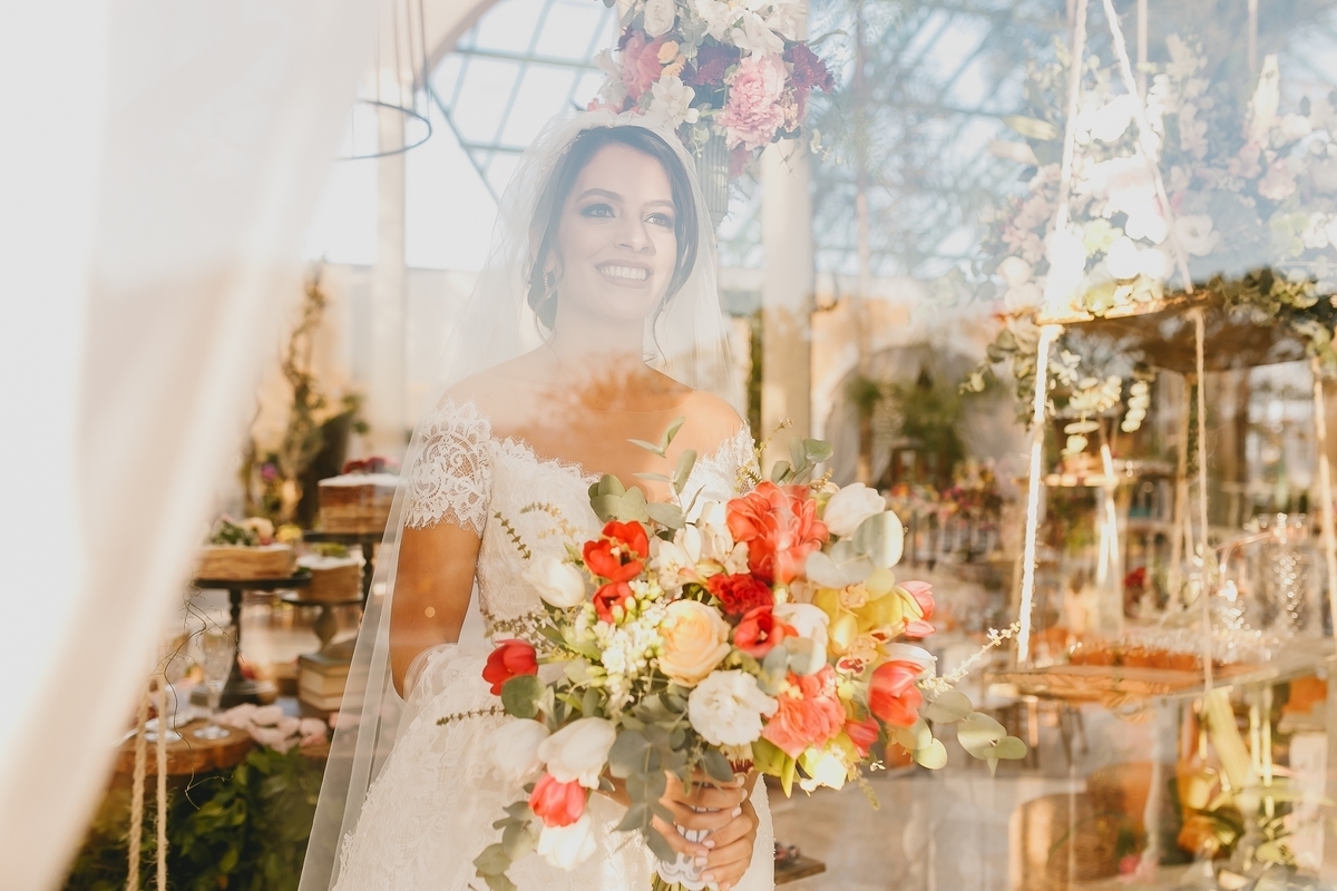 Entrada de noiva com vestido sereia na cerimônia em Villa Giardini Brasília Df