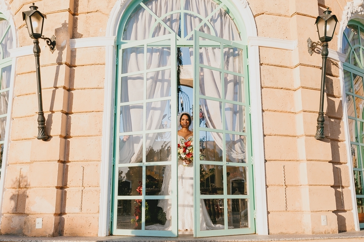 Entrada de noiva com vestido sereia na cerimônia em Villa Giardini Brasília Df