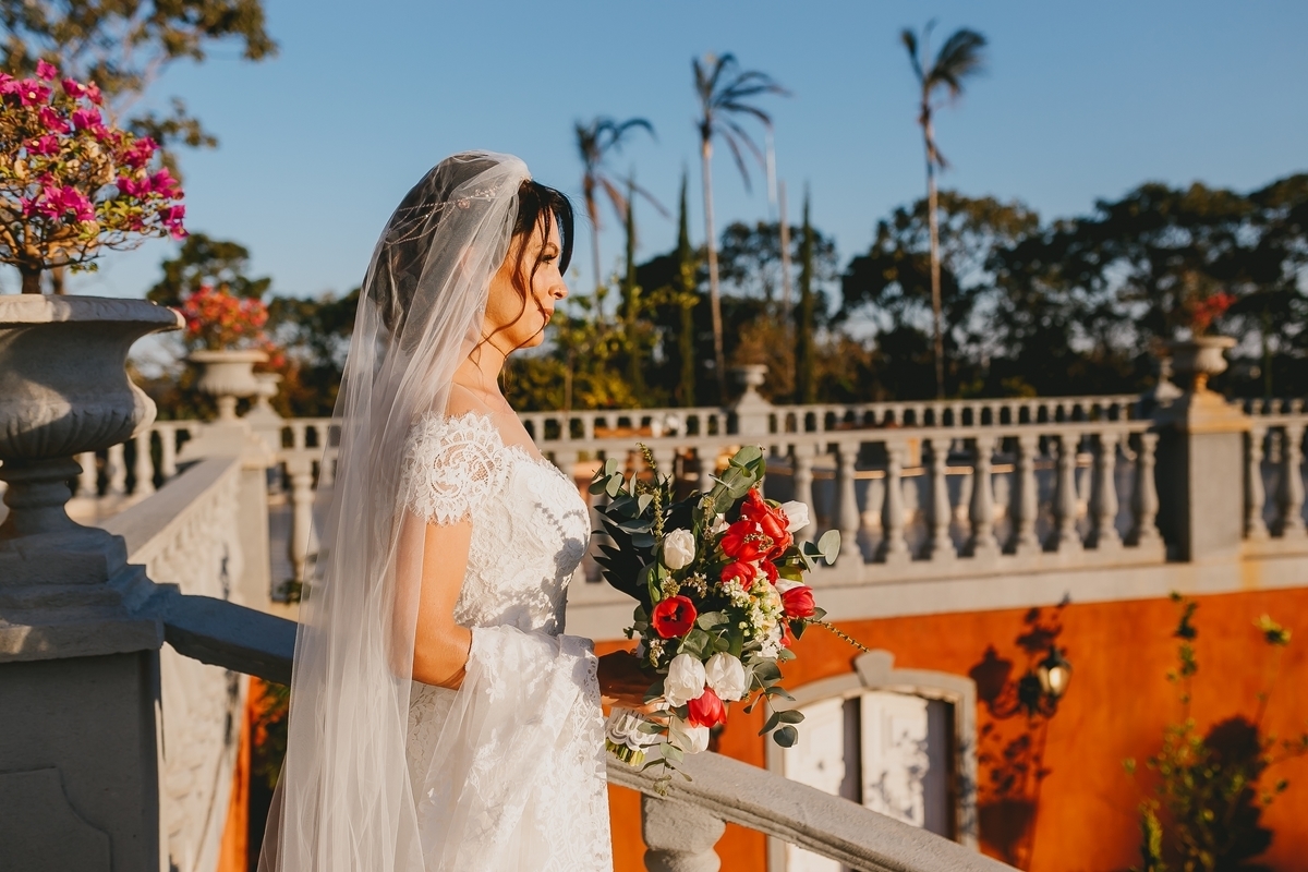 Entrada de noiva com vestido sereia na cerimônia em Villa Giardini Brasília Df