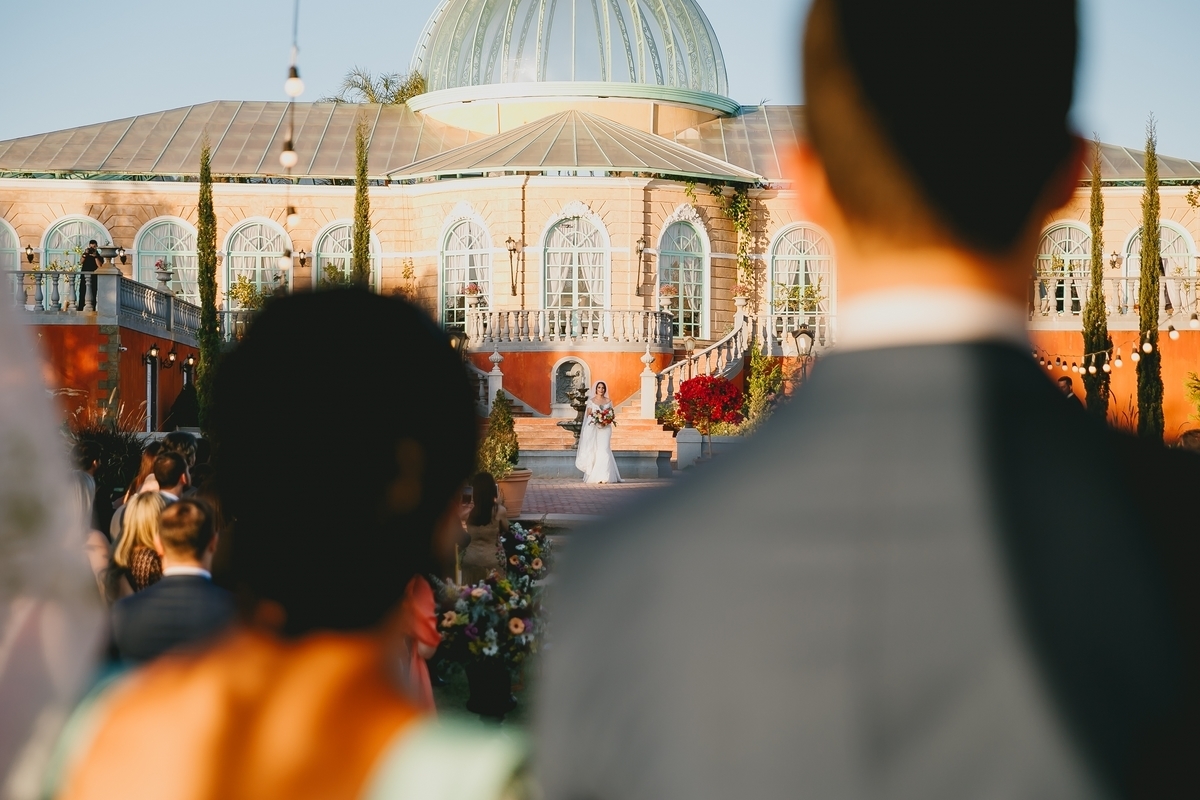 Entrada de noiva com vestido sereia na cerimônia em Villa Giardini Brasília Df