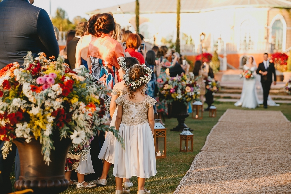 Entrada de noiva com vestido sereia na cerimônia em Villa Giardini Brasília Df