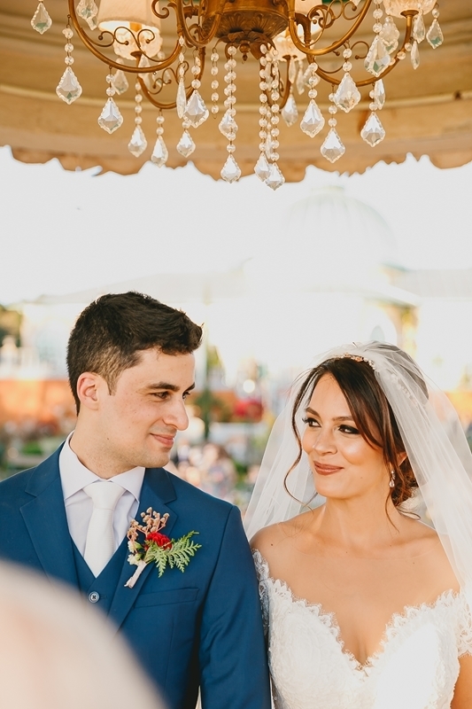 Casal de noivos na cerimônia na Villa Giardini em fotografia profissional de casamento Brasília Df pelo fotógrafo Philipe Nogueira