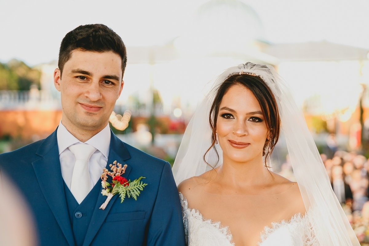 Casal de noivos na cerimônia na Villa Giardini em fotografia profissional de casamento Brasília Df pelo fotógrafo Philipe Nogueira